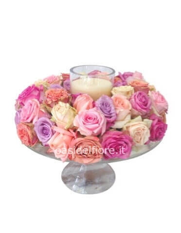 Centrotavola con rose  , candela