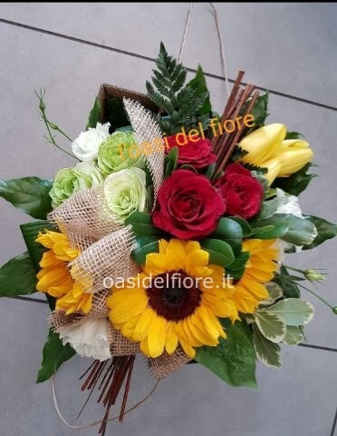 Bouquet di girasoli, rose rosse e fiori di stagione