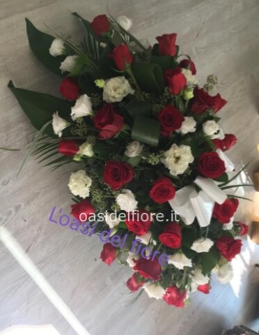 Cuscino di rose rosse e lisiantus bianchi