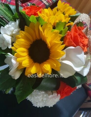 Bouquet di girasoli rose arancio e fiori di stagione