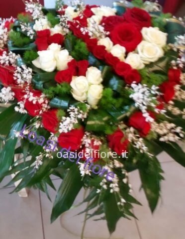 Cuore di fiori di rosebianche e rosse con ginestra