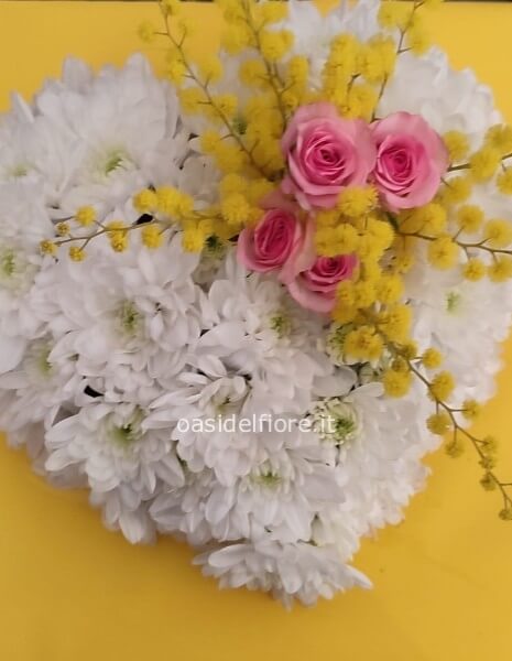 cuore di fiori freschi con mimosa